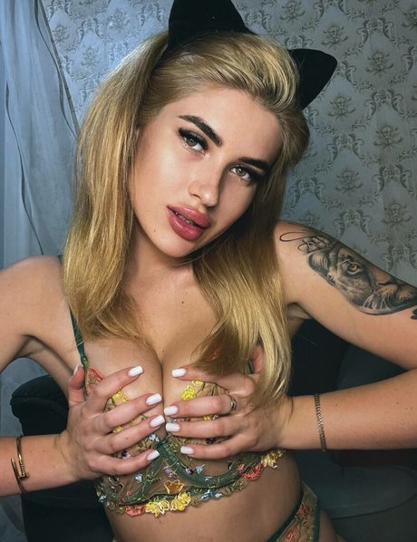 nerdy teen onlyfans naked image