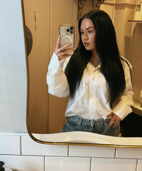 Amy Roseling naked actress pictures