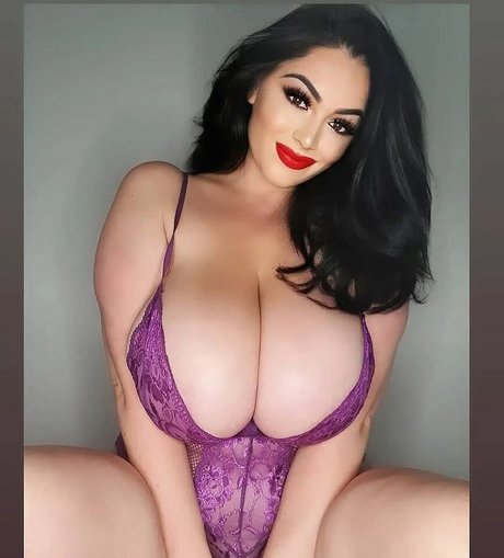 Klara Devine pretty pornstar pictures