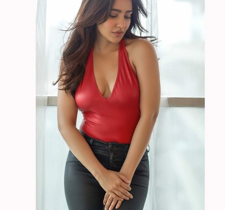 Neha Sharma sexy actress pics