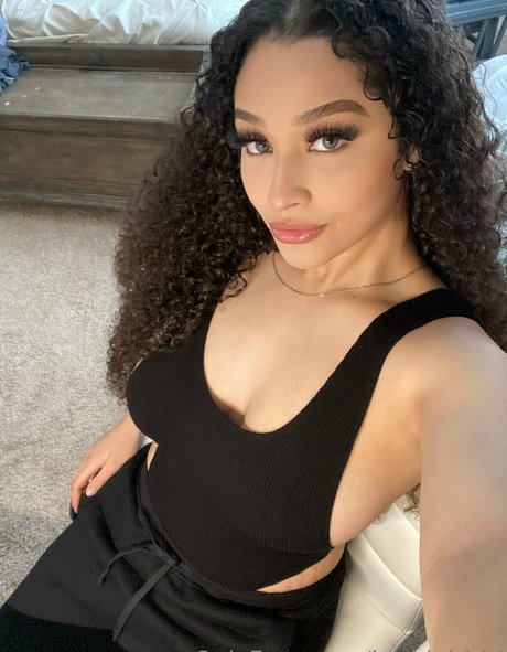 baddgirlriri free actress pic