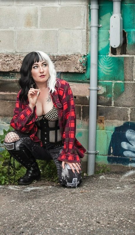 maple massacre pretty actress pictures