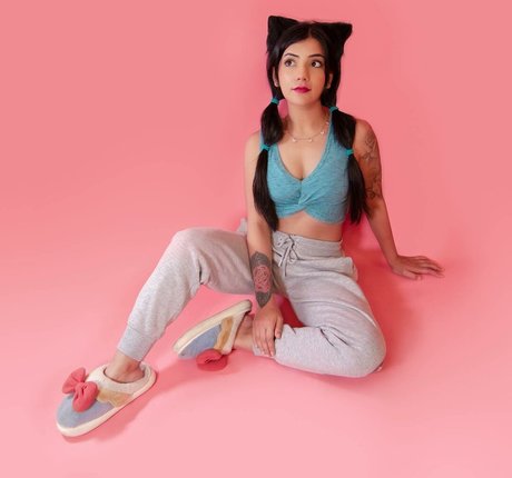 Saaniyax sexy actress img