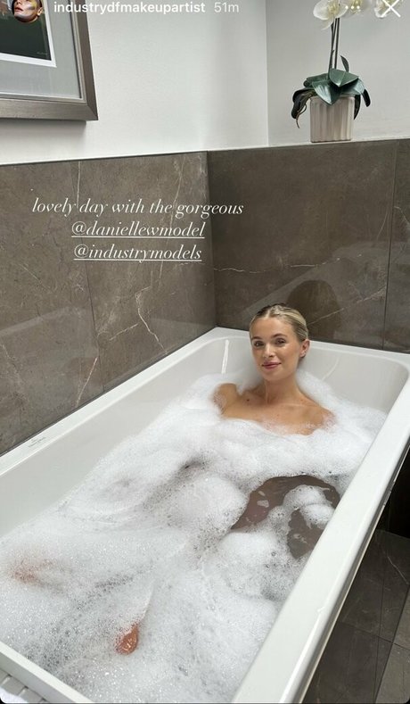 asian petite onlyfans erotic image