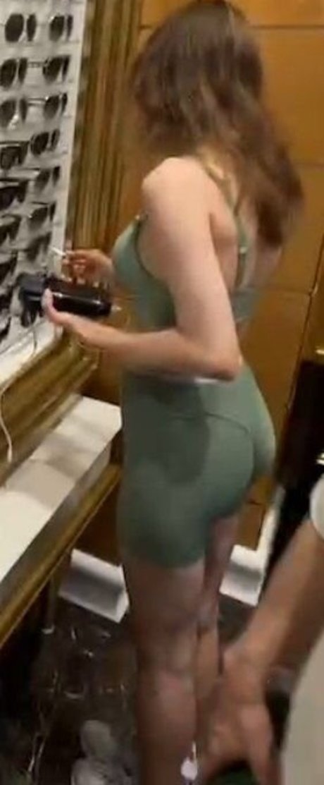 Gensyxa Twitch pretty model image