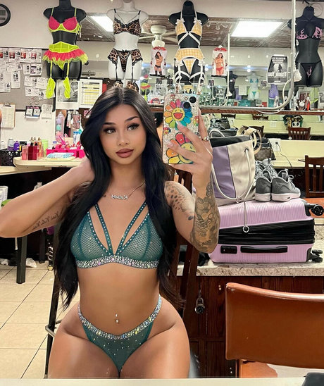 kelseykingston hot model pic