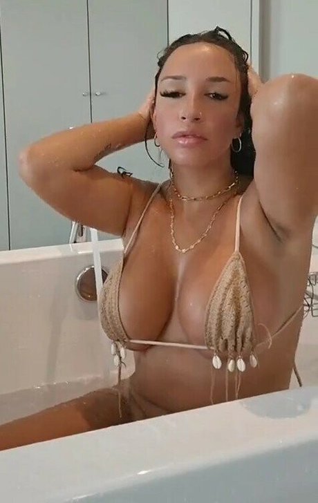 Mikaelabrbs model hot image