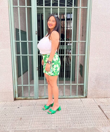 Anneris pretty actress image