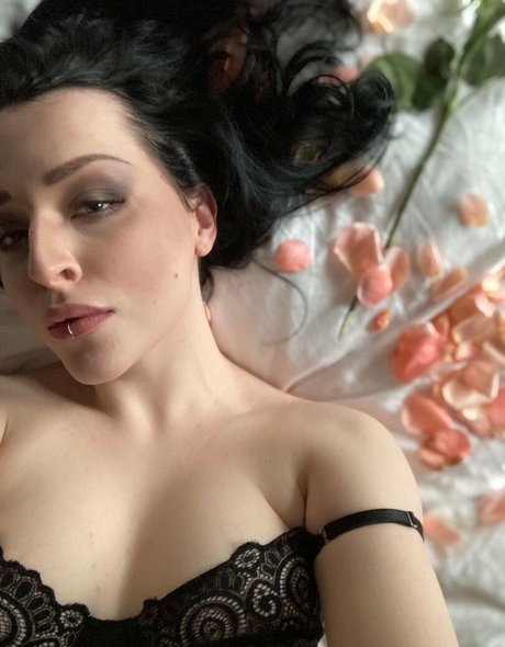 zoeunholy beautiful model pictures