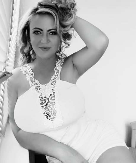 pink hair onlyfans perfect picture