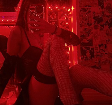 Delusionalsh0ne nude pornstar picture