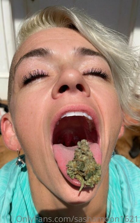 sashamoon1621 nude pornstar pic