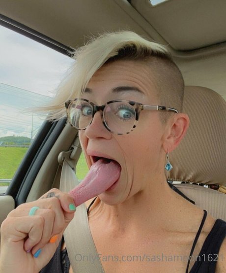 sashamoon1621 pornstar top pic