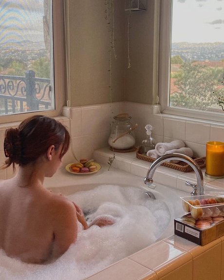 Ester Dobrik star naked photos