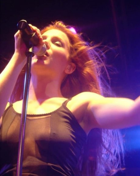 Simone Simons hot star image