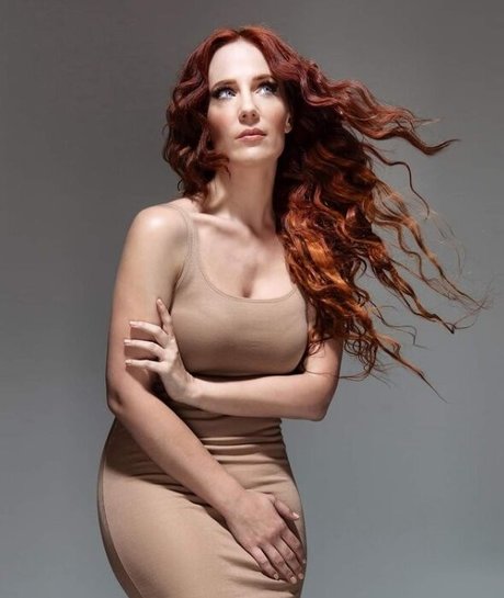 Simone Simons erotic star pictures