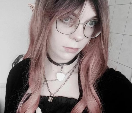 Porcelain Ghoul model pretty photo