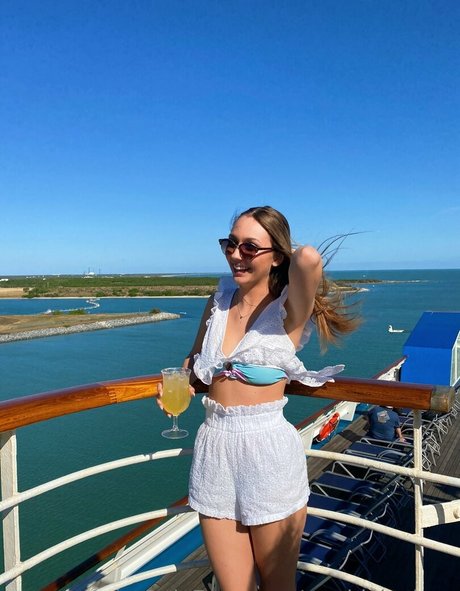 beautiful face onlyfans pornographic image