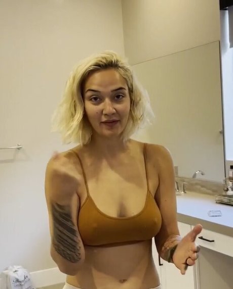 Geovanna Antoinette naked pornstar img