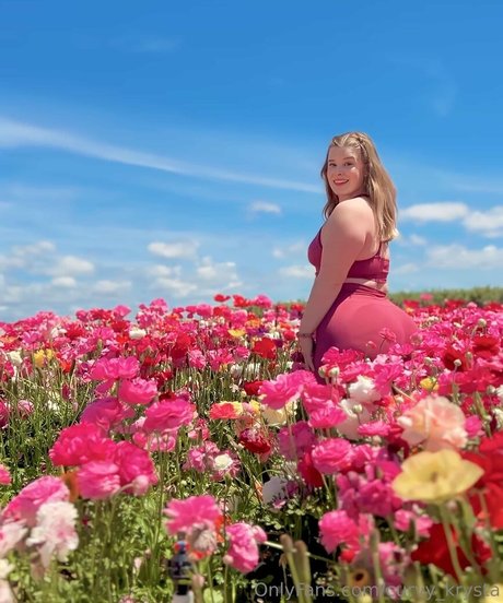 Curvy Krysta beautiful actress img