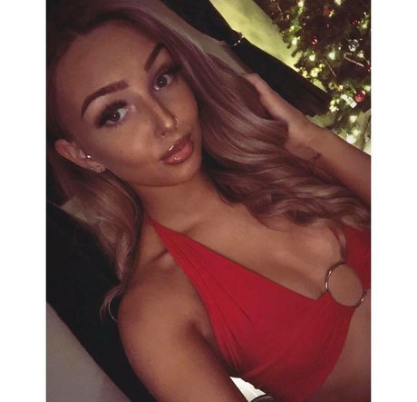 Chloe Panchal model naked picture