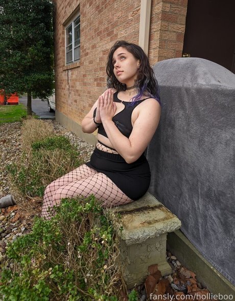 hollieboo model naked images