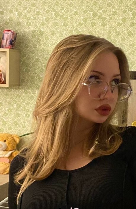 busty mom onlyfans nudes picture