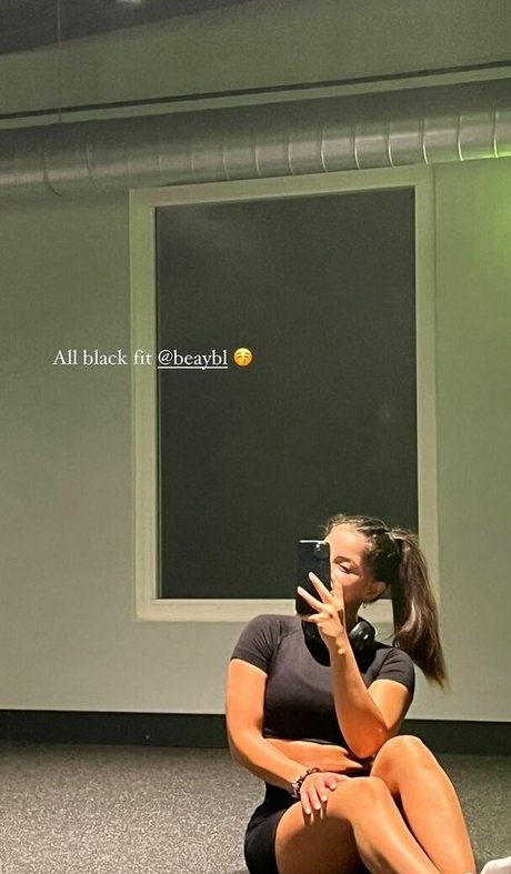 Mezdha Afzali model nice photos