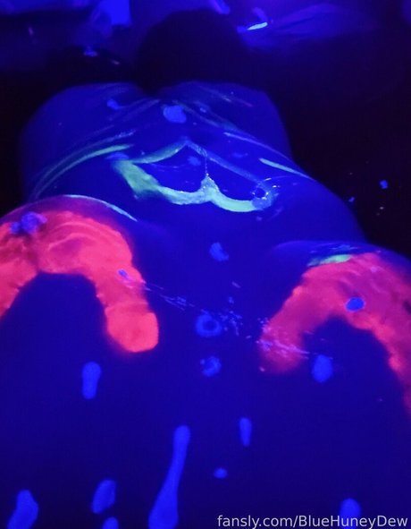 BlueHuneyDew naked model photo