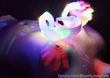 BlueHuneyDew sexy star picture