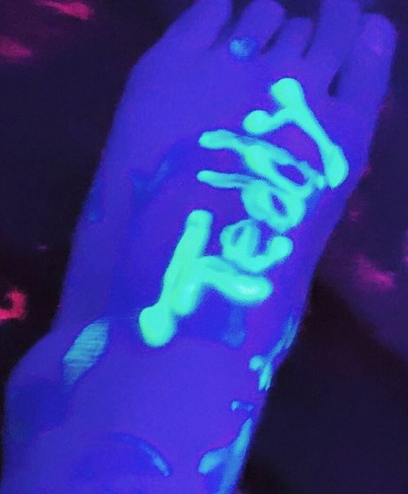 BlueHuneyDew model pornographic archive