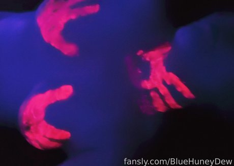 BlueHuneyDew pornographic star photos