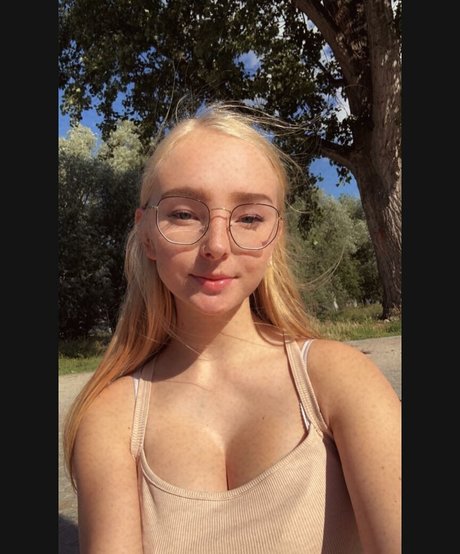 blonde vivi naked actress photos