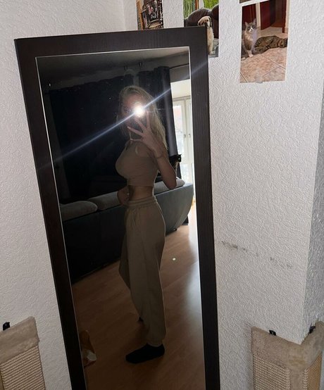 blonde vivi art model pic