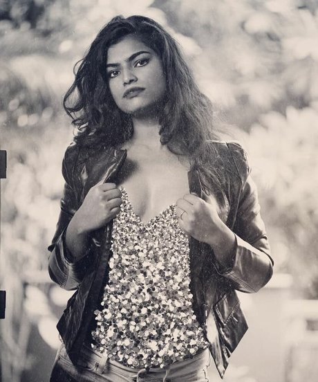 Nidhi Goel naked actress photos