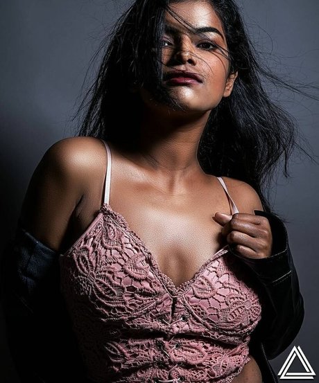 Nidhi Goel star naked photo