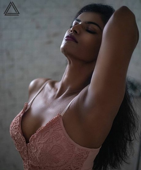 Nidhi Goel pretty star photo