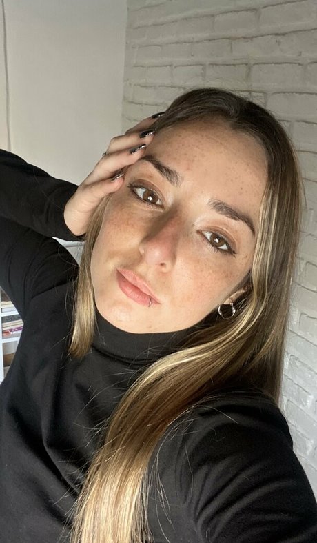 saracore beautiful actress image