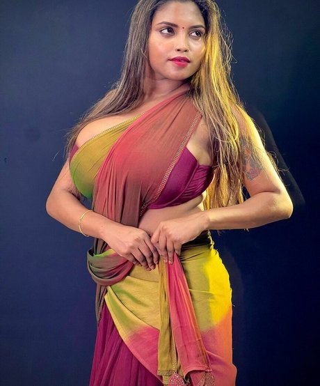 Elakkiya Rajendran model top img