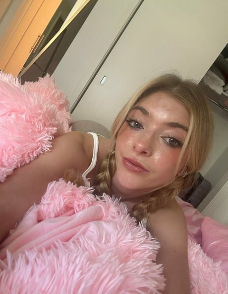 rileymaetwo pretty actress archive