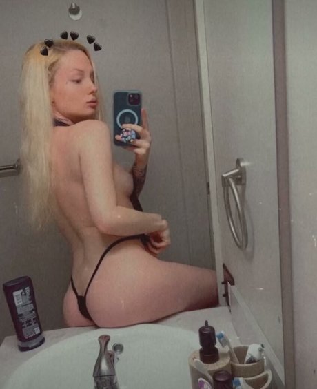 Jeneveve Brown sex model picture