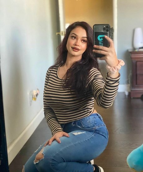 Punjabi Mami star sexy pics