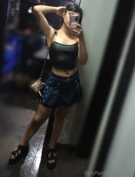 gilady naked model pictures