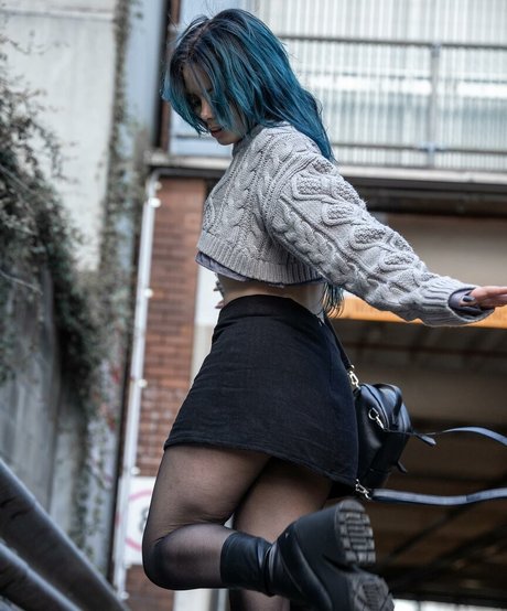 Moo Smith nude model pics