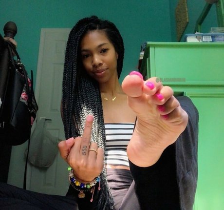 Sinister Simone pornstar adult pictures