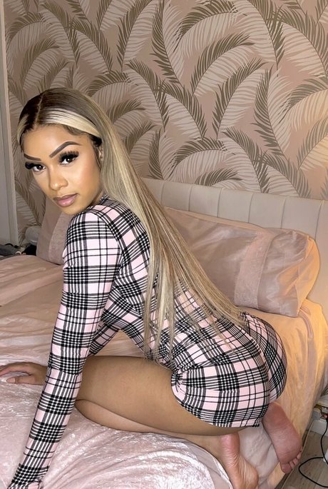 herfeetonfleek_ pornographic model pic