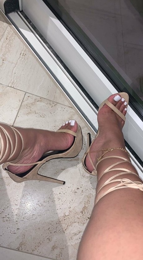 herfeetonfleek_ star hot images