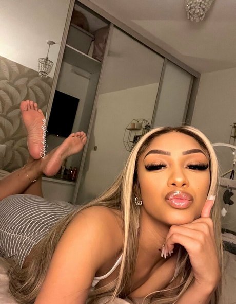 herfeetonfleek_ model exclusive photo