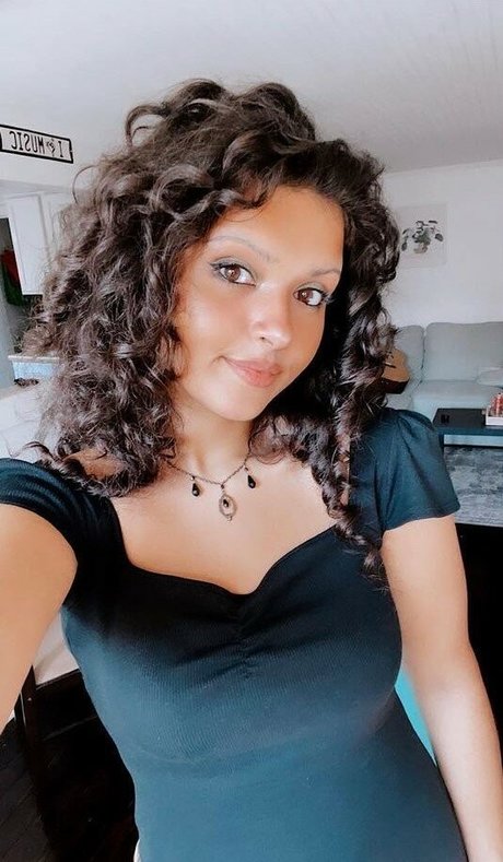 Chloe Alexander sex model img