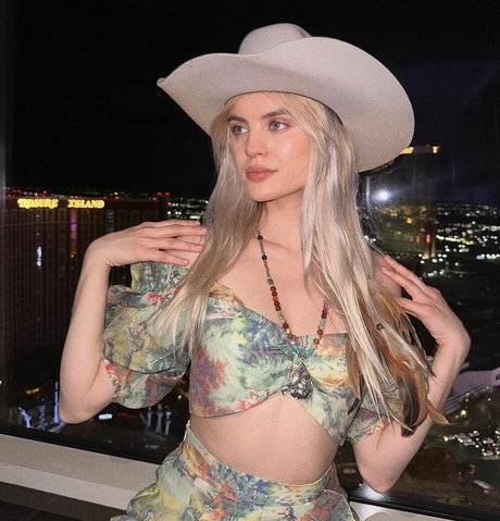 Zandi Holup model sexy pics